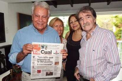 González (l) with journalist Teodoro Petkoff in Caracas.