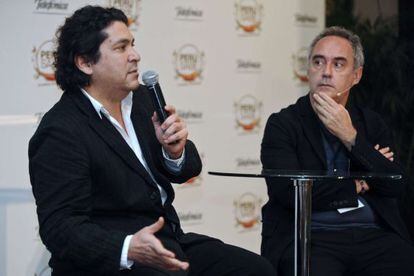 Ferran Adria (r) and Peruvian chef Gaston Acurio (l) during a press conference in Lima.