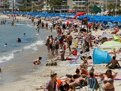 Beachgoers in Benidorm, in an image from 2019.