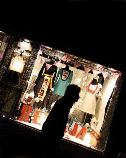 The store window of La Antigua, in Pez street.