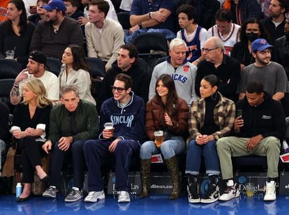 Christine Taylor, Ben Stiller, Pete Davidson, Emily Ratajkowski, Jordin Sparks and Dana Isaiah at a Memphis Grizzlies–New York Knicks basketball game at Madison Square Garden on Nov. 27. It was Davidson and Ratajkowski's first public appearance as a couple. 