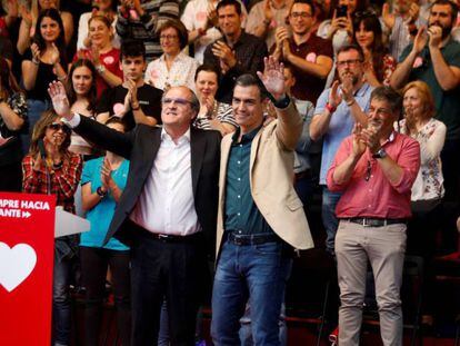 Acting PM Pedro Sánchez supports the Socialist nominee to the Madrid region, Ángel Gabilondo.