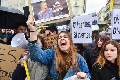 Students protesting against Cifuentes and her degree in Sol Square in Madrid.