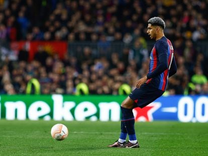 Ronald Araújo during the Europa League knockout round playoff first leg against Manchester United at Camp Nou.