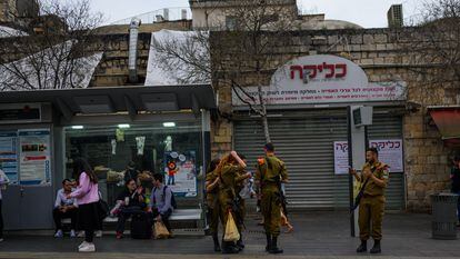 Israel Defense Forces soldiers guard Jerusalem's Machane Yehuda market on March 29.