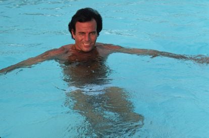 Singer Julio Iglesias in a swimming pool in Miami (Florida), June 10, 1980.