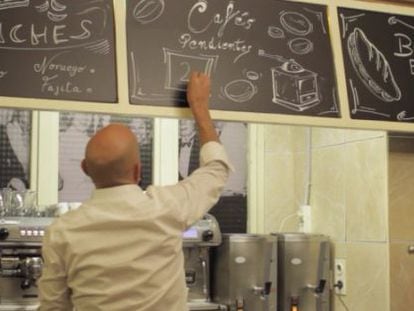 In photos: Madrileños bid farewell to Café Comercial.