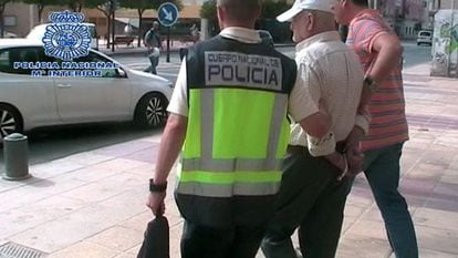 A National Police-supplied photograph of the moment in which Daniel Galv&aacute;n was arrested in Murcia. 