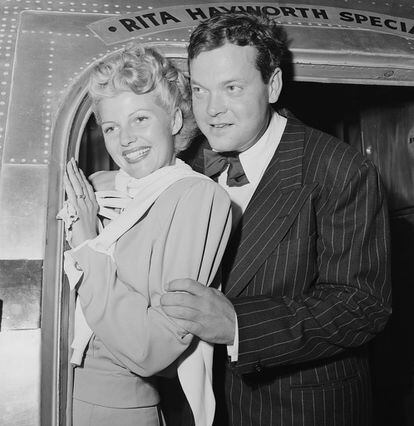 Welles and Hayworth had their daughter, Rebecca, shortly afterwards. But the director hardly paid attention to his family. He was too busy with his work… and with other women. In fact, while his wife was pregnant, he became infatuated with heiress Gloria Vanderbilt. Later, he had a passionate romance with Judy Garland. It’s not surprising, therefore, that when talking about his marriage, Orson Welles commented to Barbara Leaming – who wrote the biography of the actress, If This Was Happiness – that “if this was happiness… imagine what the rest of her life was like!”
In the image, you can see the couple about to depart on Hayworth’s private jet in Mexico.