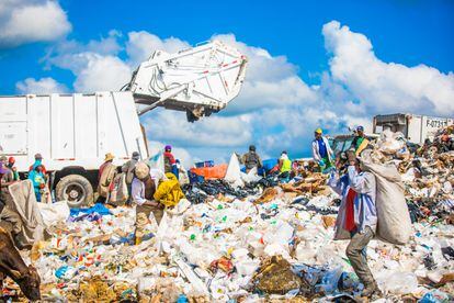 About 4,000 tons of waste are dumped at Duquesa every day. Scavengers called ‘divers’ collect and sell anything that can be recycled.