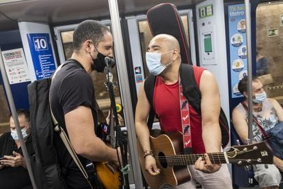 Alejandro Cainedo y Jonatan Quiroz tocando el martes por la tarde en la línea 10 de Metro de Madrid.