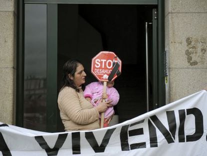 A woman in Ourense tries to stop her eviction.