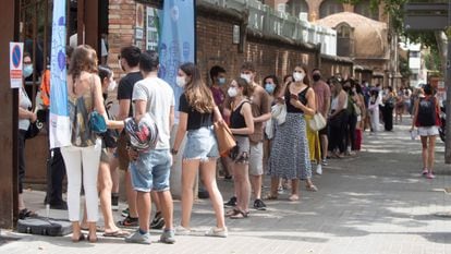 People lining up to get vaccinated at Sant Pau Hospital in Barcelona on Monday.
