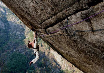 Didier Berthod tackles the Greenspit crack 2003 (Orco Valley, Italy).