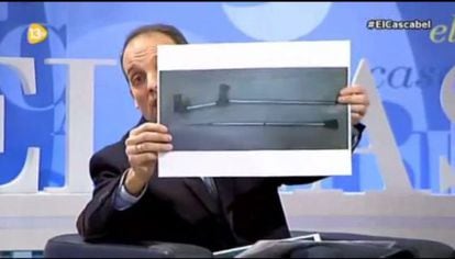 A police spokesman on a TV show holds up a picture of a weapon allegedly used at the Madrid &ldquo;Dignity Marches&rdquo; at the weekend.