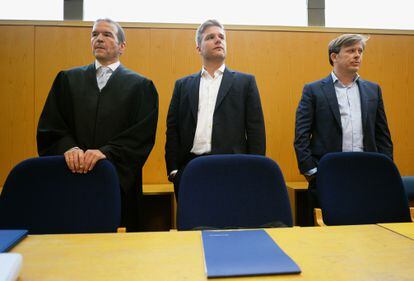 Zachary de Kievit (right), then director of Uber in Germany, with a lawyer and another executive in a courtroom, objecting a judge's decision against the company in Frankfurt (Germany), in 2014.