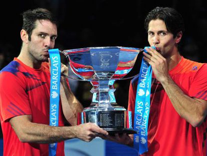 David Marrero (l) and his partner Fernando Verdasco pose with the winners&#039; trophy after beating  Bob and Mike Bryan.