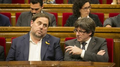 Regional premier Carles Puigdemont and his deputy Oriol Junqueras in the Catalan parliament today.