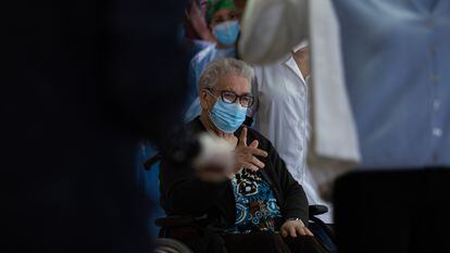 Josefa Pérez, 89, became the first woman in the Catalonia region to receive the Covid-19 vaccine on Sunday.