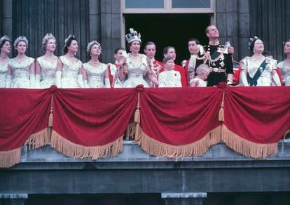 The Royal Family on the balcony of Buckingham Palace after the Coronation of Queen Elizabeth II, June 1953. The Queen is center, waving. From left to right are Prince Charles, Princess Anne, Prince Philip, and the Queen Mother. Elizabeth's younger sister Margaret is beside her among the ladies on the left. 