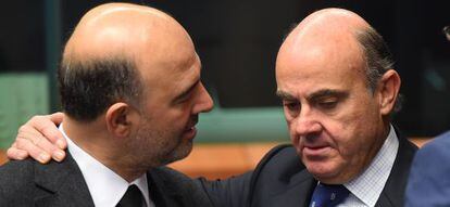 European economic affairs commissioner Pierre Moscovici (left) with Spanish Economy Minister Luis de Guindos.