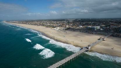 Aerial view of the pier and shoreline in Huntington Beach, California.