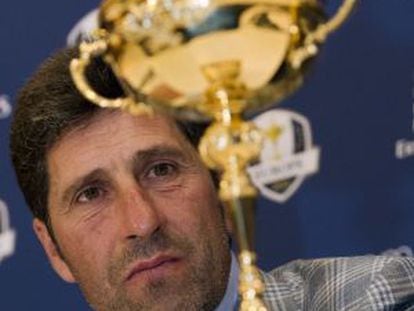 Olazábal with the Ryder Cup trophy on Tuesday.
