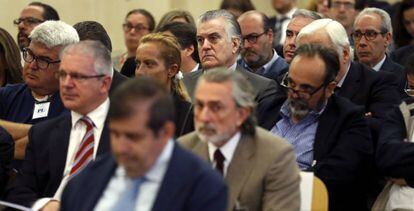 Bárcenas (c, top), Correa (c, below) and Pablo Crespo (second from left) in court on Tuesday.