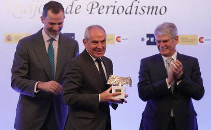 EL PAÍS editor-in-chief Antonio Caño (c) after being awarded the prize by King Felipe (l).