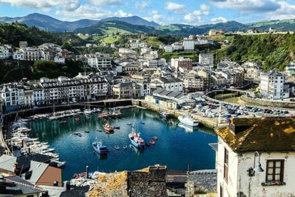 Luarca is a small fishing village at the mouth of the Esva River with white-painted houses that surround the picturesque harbor, and a hilltop chapel in honor of the Virgen Blanca that overlooks the town below.