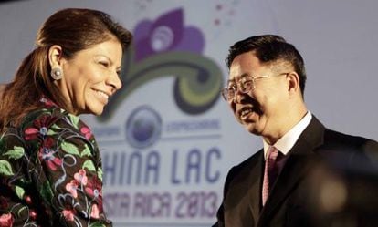 Costa Rican President Laura Chinchilla with Yu Ping, vice president of China's Council for the Promotion of International Trade.