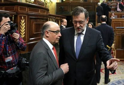 Mariano Rajoy (right) with Finance Minister Cristóbal Montoro last week.