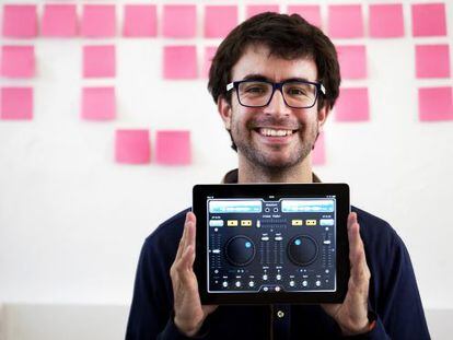 Nacho S&aacute;nchez holds up a tablet computer running his company&#039;s app Deej.