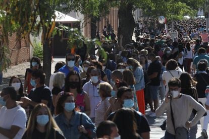 The lines of staff outside La Paloma, Madrid.
