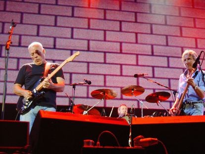 David Gilmour (left) and Roger Waters, at a benefit concert in London in 2010.