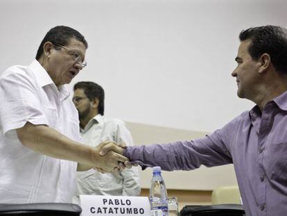 FARC negotiator Pablo Catatumbo (l) shakes hands with Colombia&#039;s government negotiator Frank Pearl in Havana Sunday. 