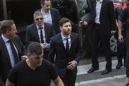 Messi leaves court after being questioned by the judge.