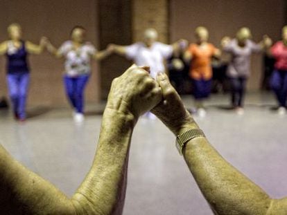 Dance classes at a civic center in Barcelona provided through a time bank.