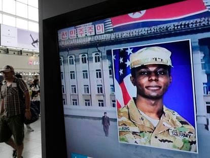 A screen shows a photo of soldier Travis King during a news program at the Seoul train station in South Korea.