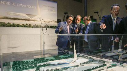 Calatrava (l) shows local politicians his planned convention center project back in 2008.