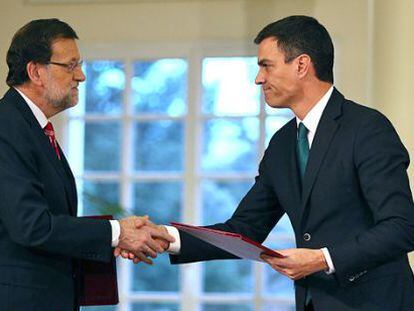 Rajoy (l) and Sánchez shake hands after signing the anti-terrorism pact at La Moncloa on Monday.