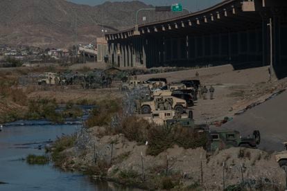 National Guard troops guard the US border with Mexico in the El Paso/Ciudad Juárez area. 