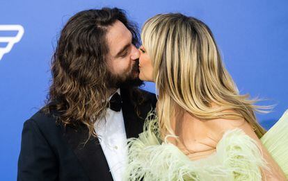 German model Heidi Klum and musician Tom Kaulitz secretly married in 2019. While the two appear happy in photos on social media, comments have been made about their age gap: Heidi is 50 and Tom is 34. "My boyfriend is many years younger than me, and lots of people are questioning that and asking about it," Klum told 'People' magazine. “I don’t really think about it that much otherwise. You have to just live a happy life without worrying too much about what people think because worrying is only going to give you more wrinkles.”
