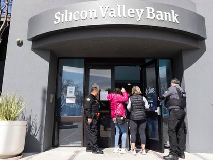 Security guards let individuals enter the Silicon Valley Bank's headquarters in Santa Clara, Calif