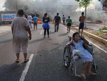 Protesters take to the streets of the city of Maracaibo after two days without electricity.