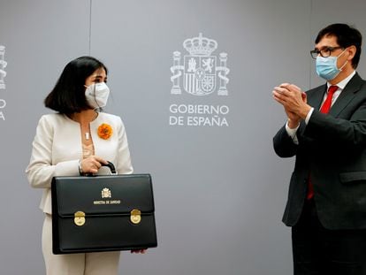 Spain's new Health Minister Carolina Darias is applauded by outgoing minister Salvador Illa on Tuesday.