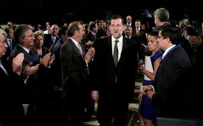 Mariano Rajoy is applauded at the meeting of the CEOE business association on Monday.  
