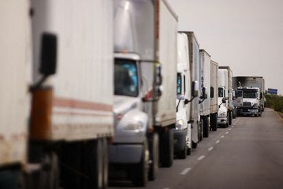 Trucks queue on the border bridge connecting Ciudad Juárez to Santa Teresa (New Mexico) on September 26, 2023