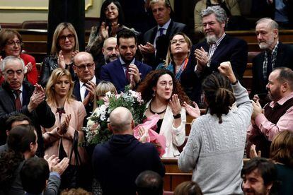 Aina Vidal, of the Unidas Podemos group, came to Congress to vote on Tuesday despite suffering from an aggressive cancer. Colleagues presented her with flowers following the ballot, which was very tight. Pedro Sánchez's Socialist Party had warned that every vote would count and asked its own representatives to spend Monday night in Madrid to avoid any traffic delays on their way to Congress.