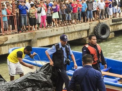 Local police on Corn Island, Nicaragua help recover the bodies of Saturday's boating accident.